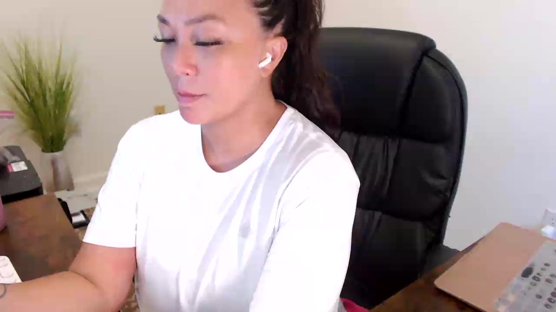 Gallery image thumbnail from MickaylaStar's myfreecams stream on, 07/20/2026, 17:44 image 1 of 20