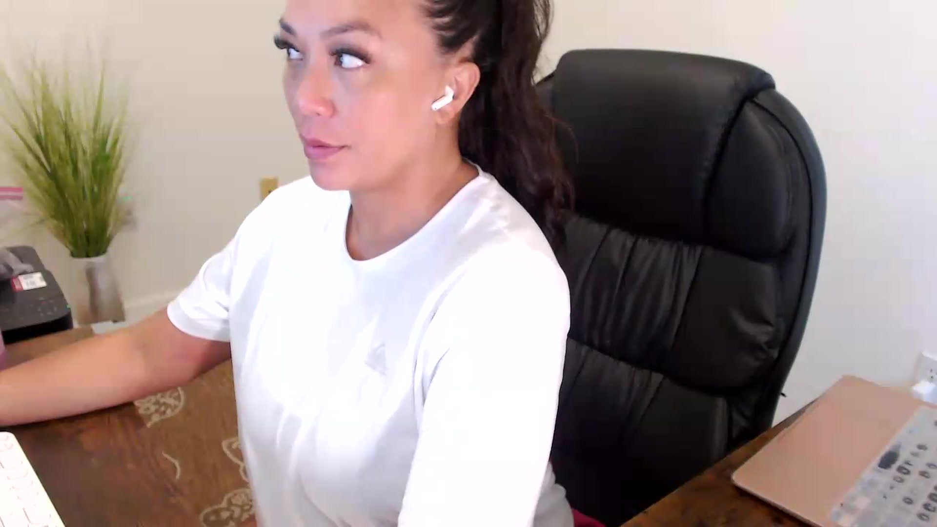 Gallery image thumbnail from MickaylaStar's myfreecams stream on, 07/20/2026, 17:44 image 3 of 20