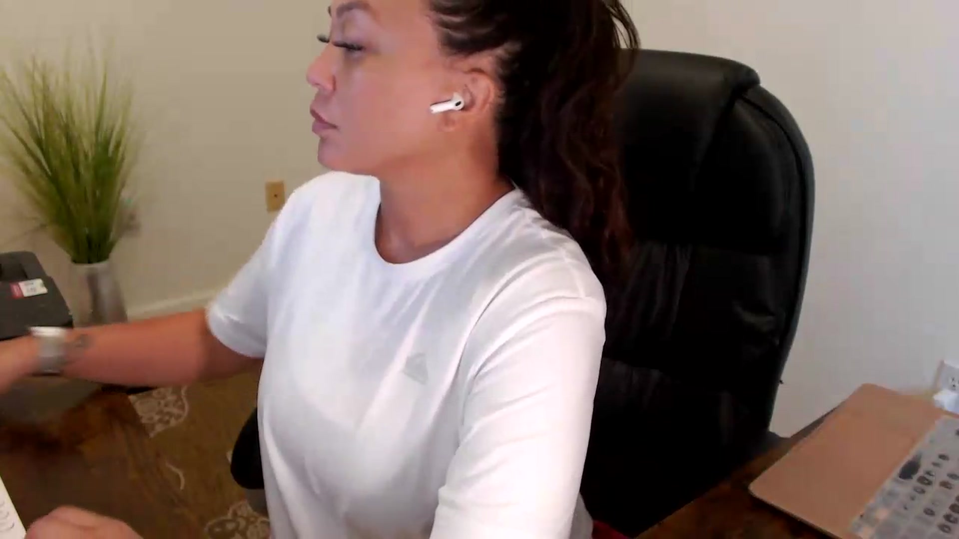 Gallery image thumbnail from MickaylaStar's myfreecams stream on, 07/20/2026, 17:44 image 20 of 20