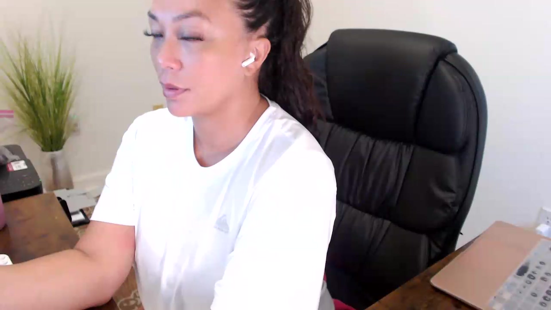 Gallery image thumbnail from MickaylaStar's myfreecams stream on, 07/20/2026, 17:44 image 5 of 20