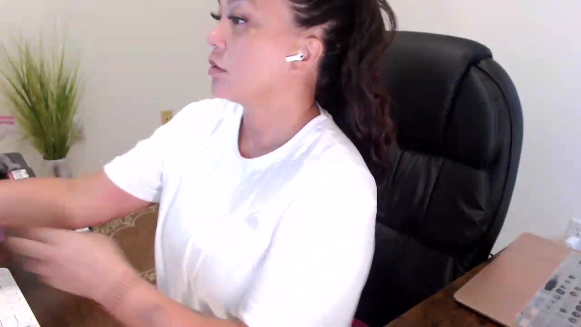 Gallery image thumbnail from MickaylaStar's myfreecams stream on, 07/20/2026, 17:44 image 13 of 20