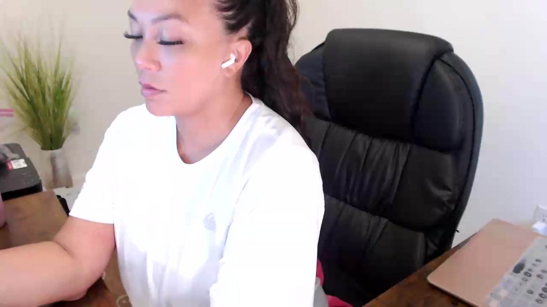 Gallery image thumbnail from MickaylaStar's myfreecams stream on, 07/20/2026, 17:44 image 8 of 20