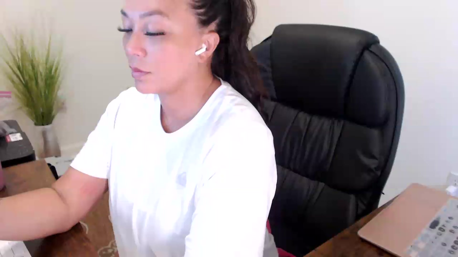 Gallery image thumbnail from MickaylaStar's myfreecams stream on, 07/20/2026, 17:44 image 10 of 20