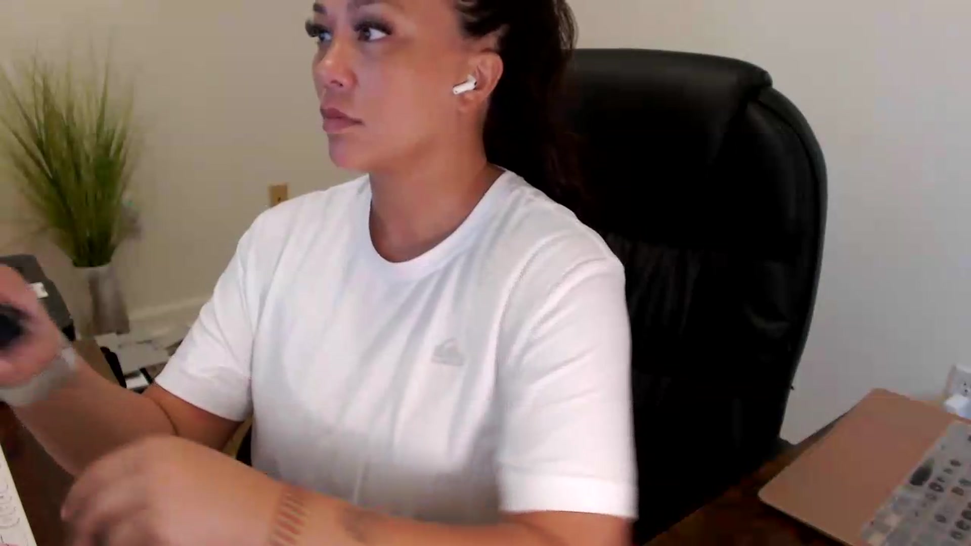 Gallery image thumbnail from MickaylaStar's myfreecams stream on, 07/20/2026, 17:44 image 17 of 20
