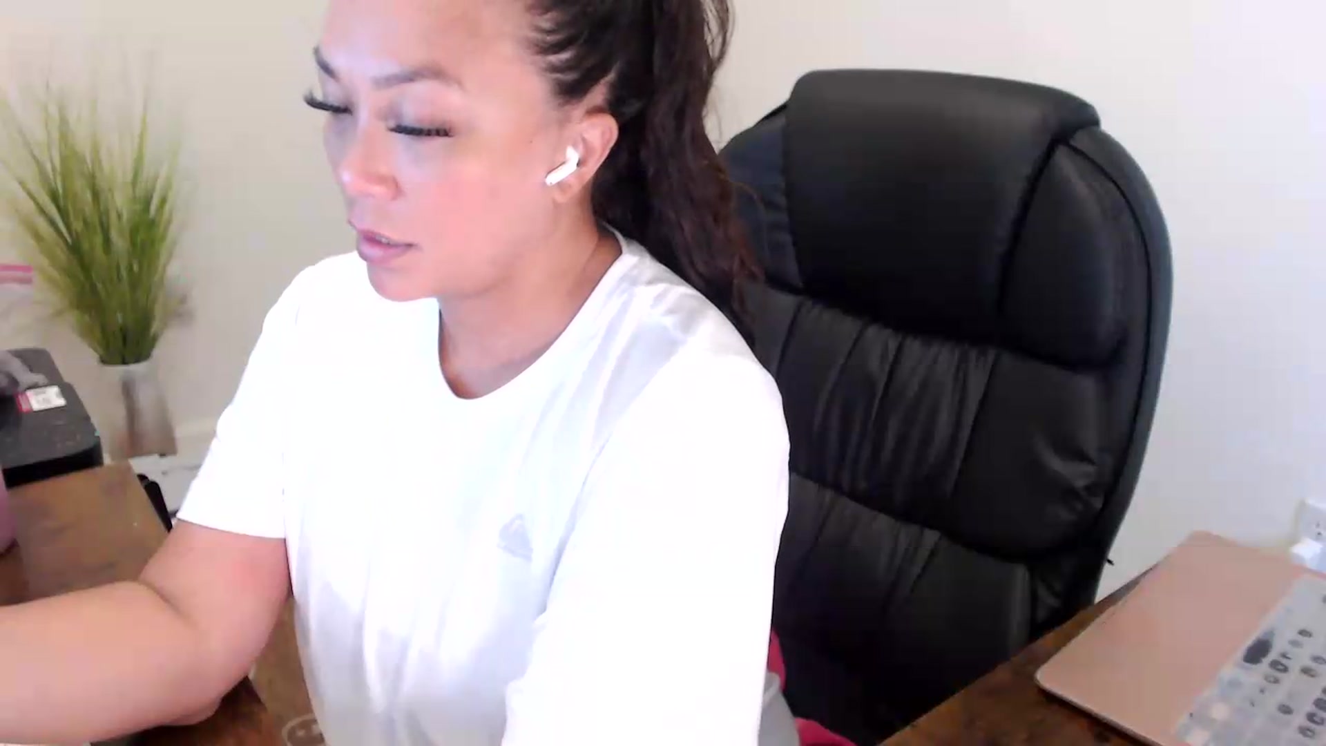 Gallery image thumbnail from MickaylaStar's myfreecams stream on, 07/20/2026, 17:44 image 6 of 20