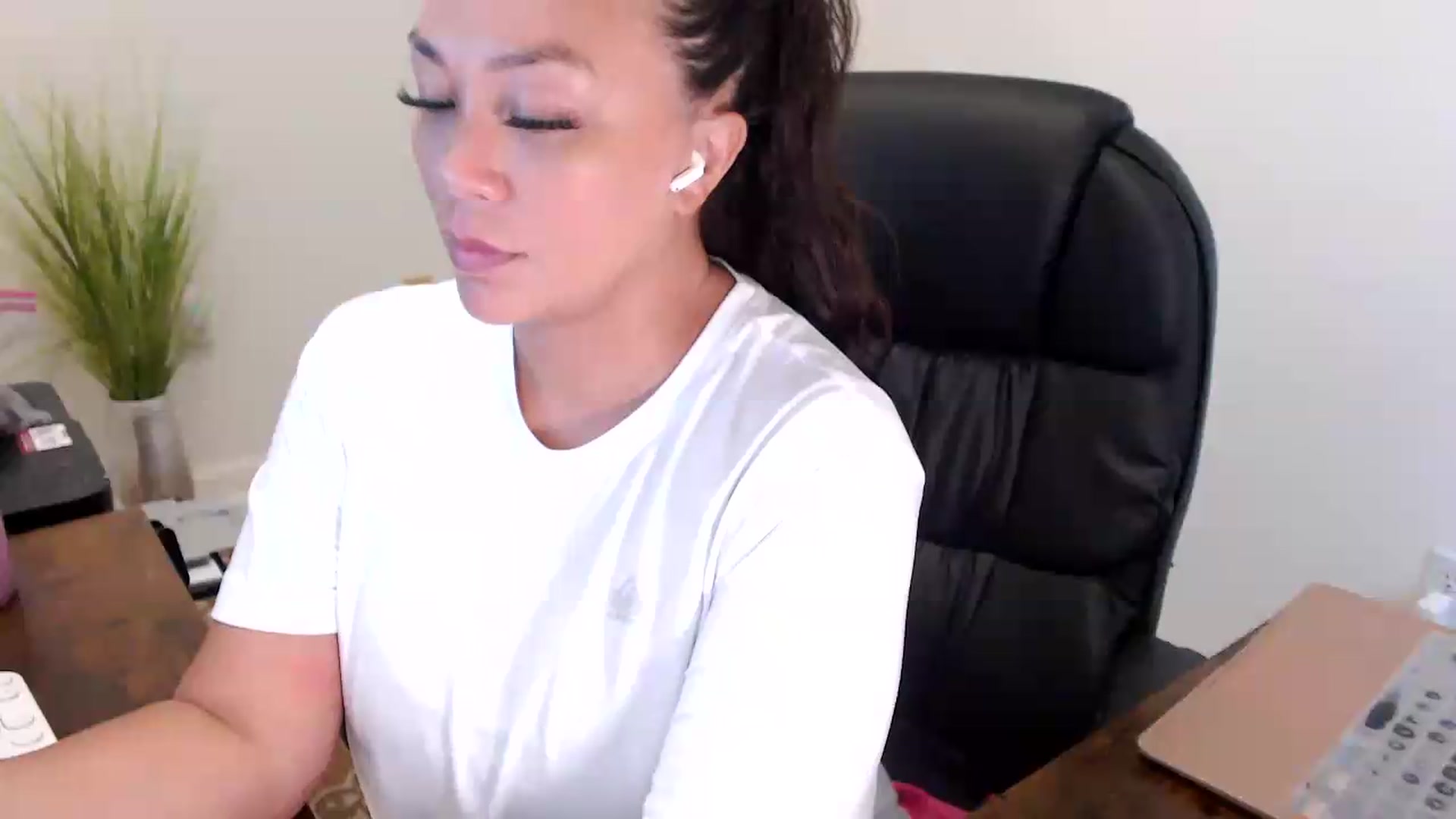 Gallery image thumbnail from MickaylaStar's myfreecams stream on, 07/20/2026, 17:44 image 4 of 20