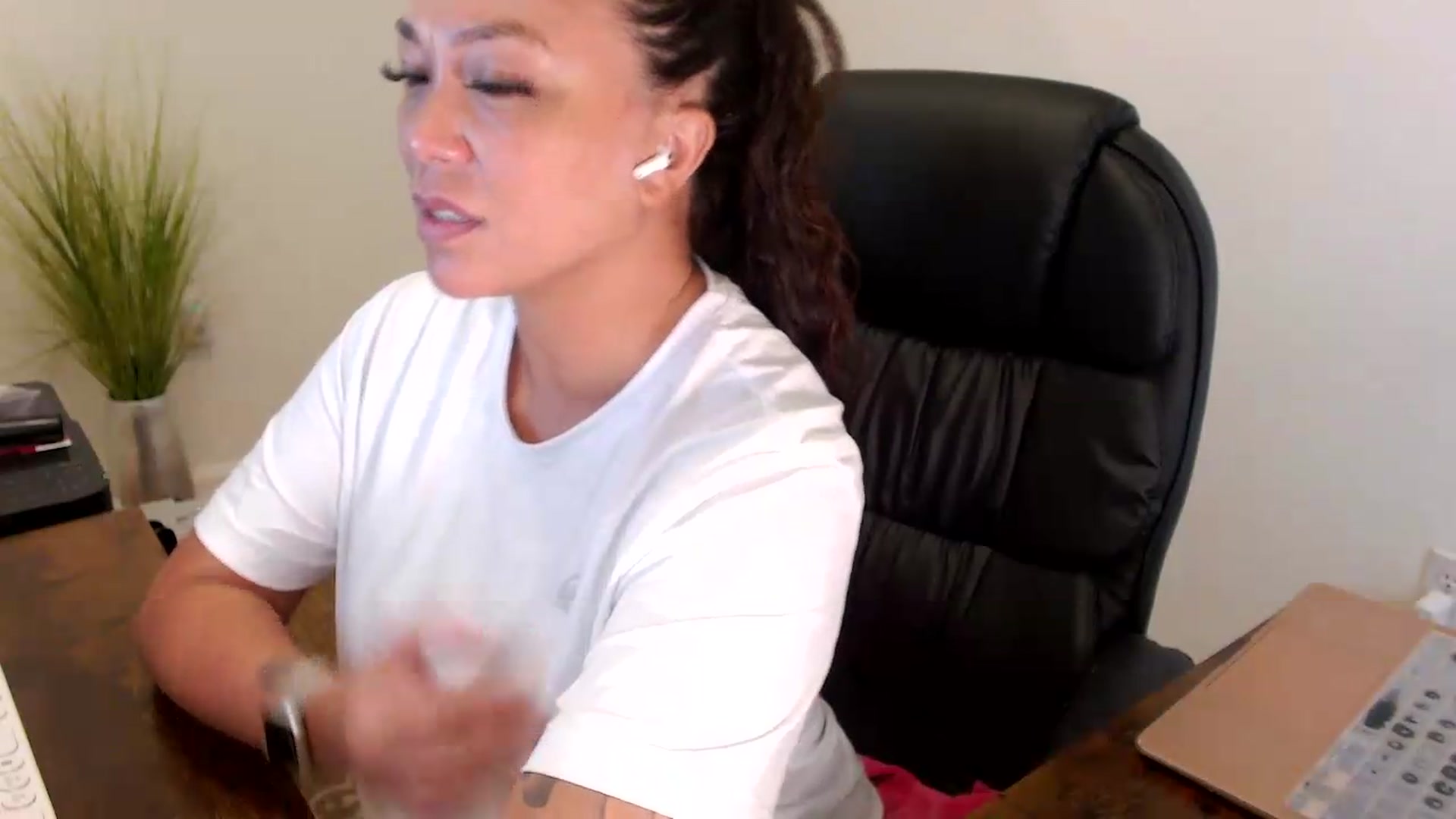 Gallery image thumbnail from MickaylaStar's myfreecams stream on, 07/20/2026, 18:43 image 6 of 20