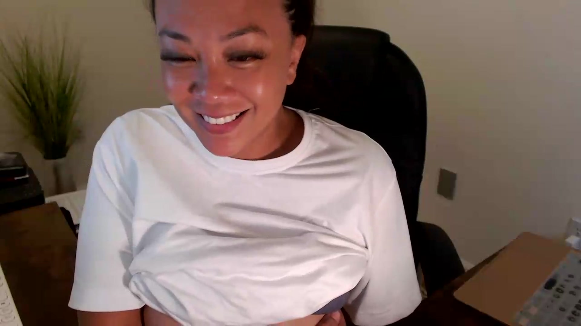 Gallery image thumbnail from MickaylaStar's myfreecams stream on, 07/20/2026, 18:43 image 10 of 20