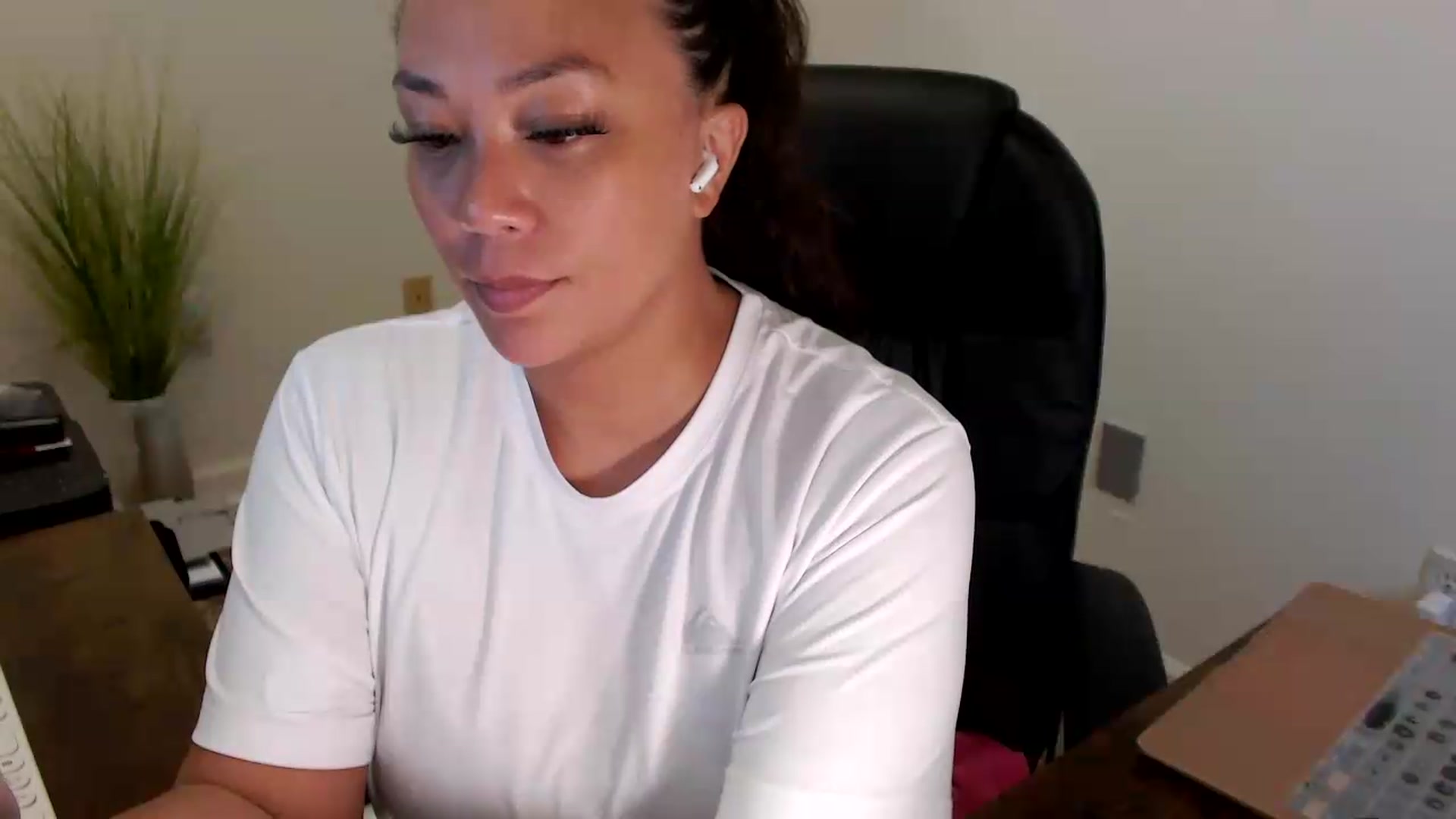 Gallery image thumbnail from MickaylaStar's myfreecams stream on, 07/20/2026, 18:43 image 4 of 20
