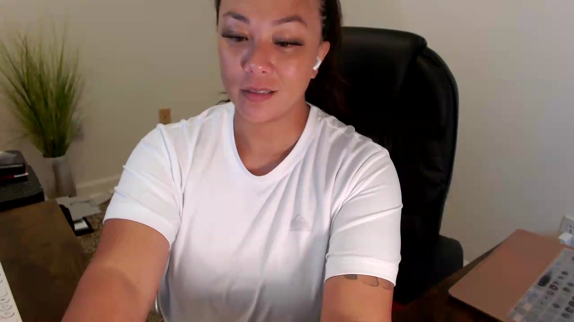 Gallery image thumbnail from MickaylaStar's myfreecams stream on, 07/20/2026, 18:43 image 2 of 20