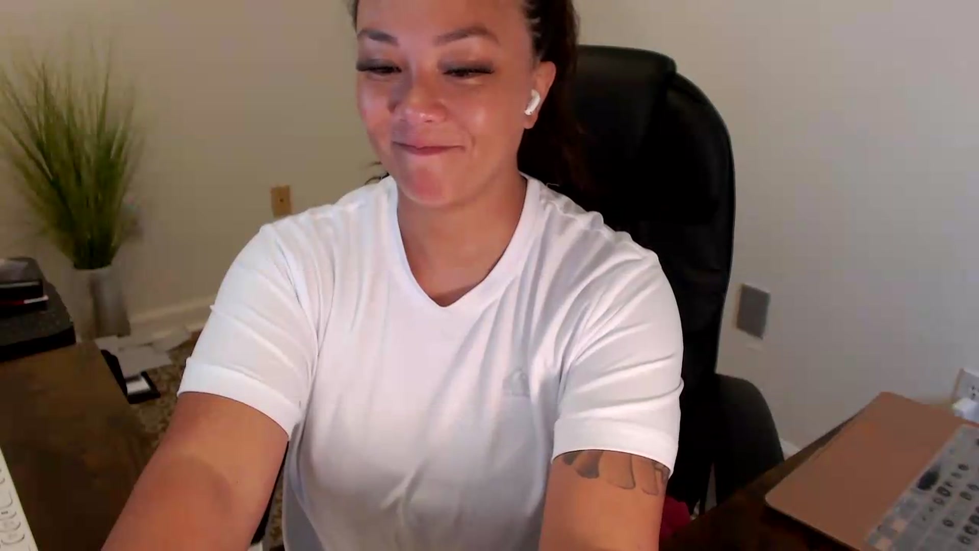 Gallery image thumbnail from MickaylaStar's myfreecams stream on, 07/20/2026, 18:43 image 8 of 20