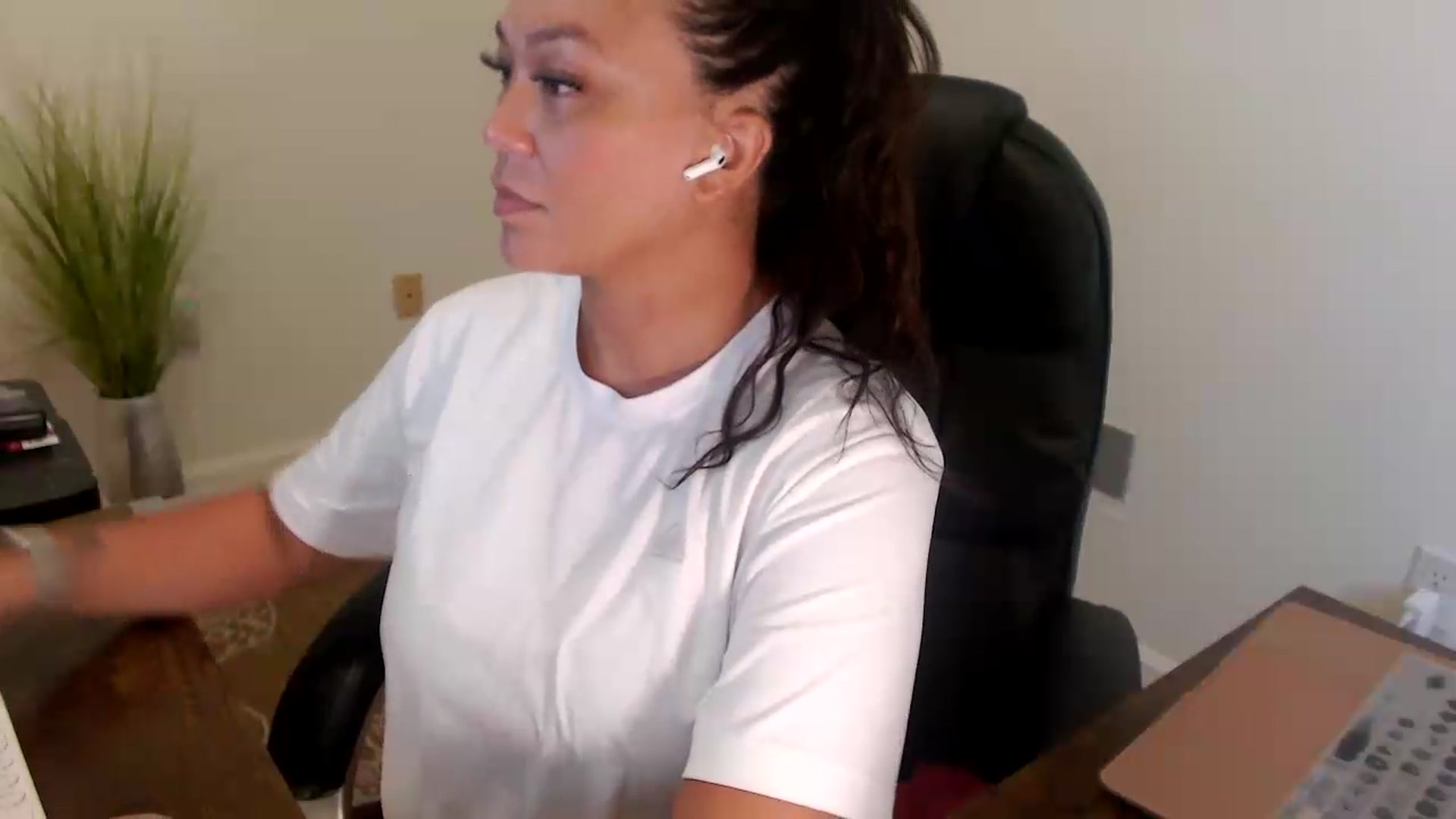 Gallery image thumbnail from MickaylaStar's myfreecams stream on, 07/20/2026, 19:32 image 8 of 20
