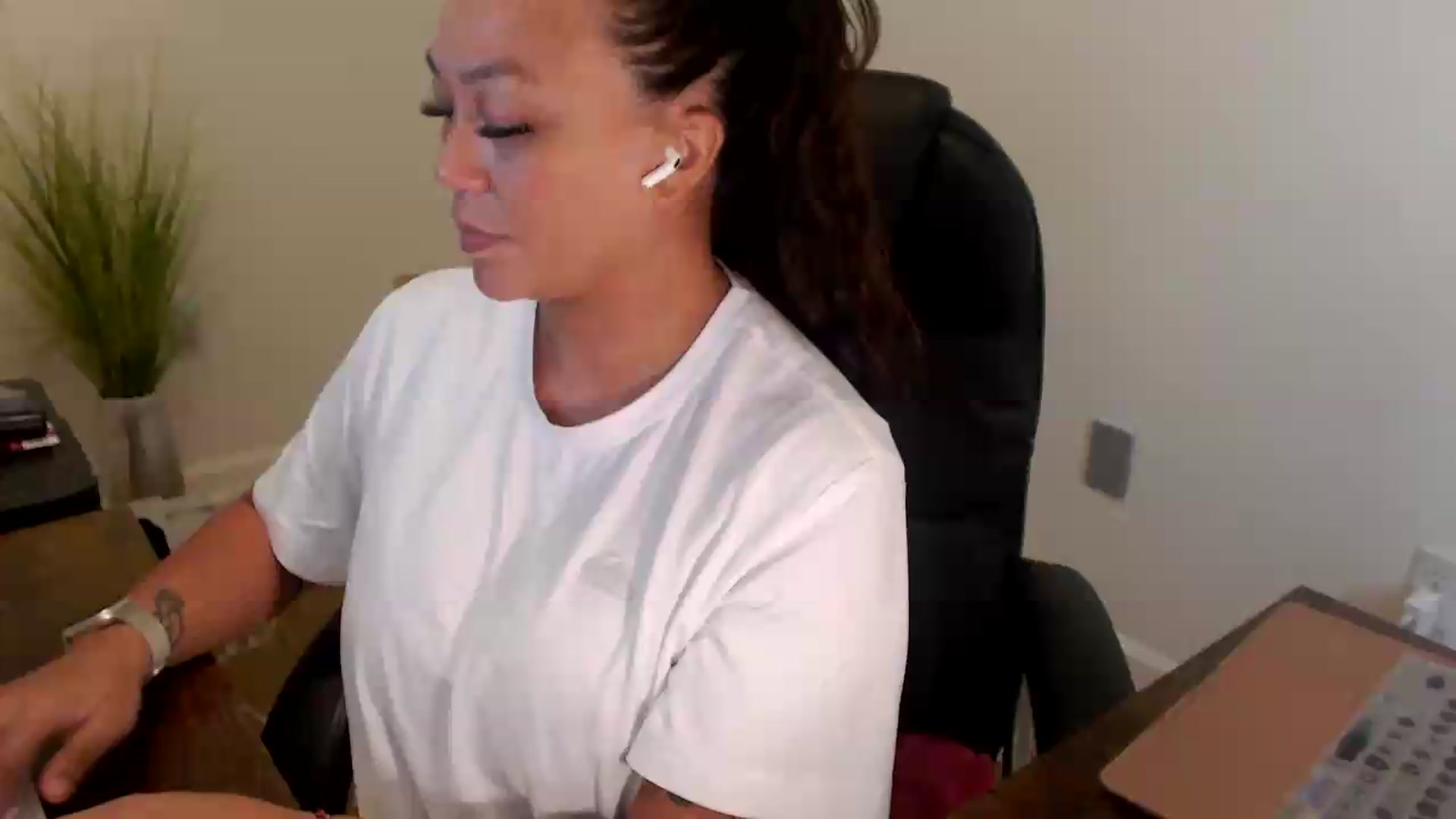 Gallery image thumbnail from MickaylaStar's myfreecams stream on, 07/20/2026, 19:32 image 5 of 20