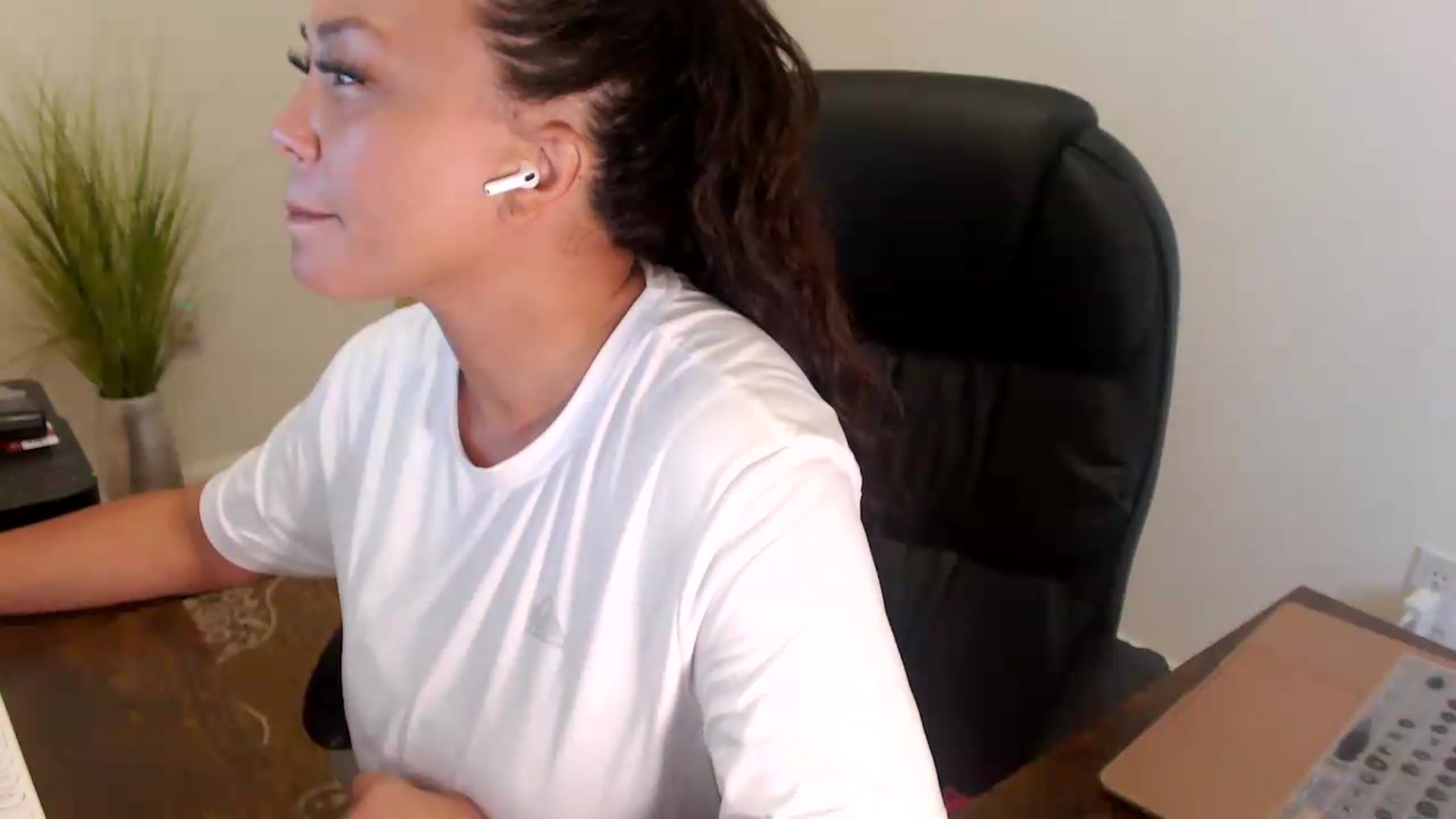 Gallery image thumbnail from MickaylaStar's myfreecams stream on, 07/20/2026, 19:32 image 2 of 20
