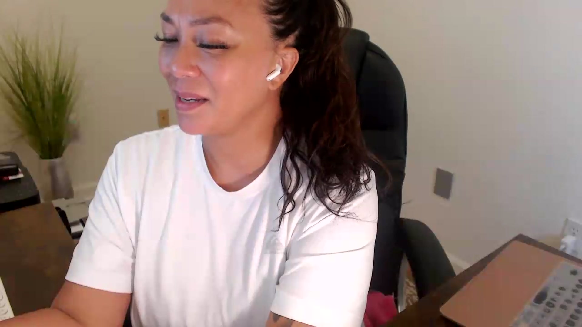 Gallery image thumbnail from MickaylaStar's myfreecams stream on, 07/20/2026, 19:32 image 6 of 20