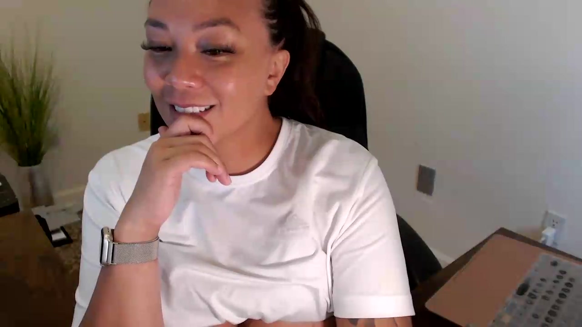 Gallery image thumbnail from MickaylaStar's myfreecams stream on, 07/20/2026, 19:32 image 15 of 20