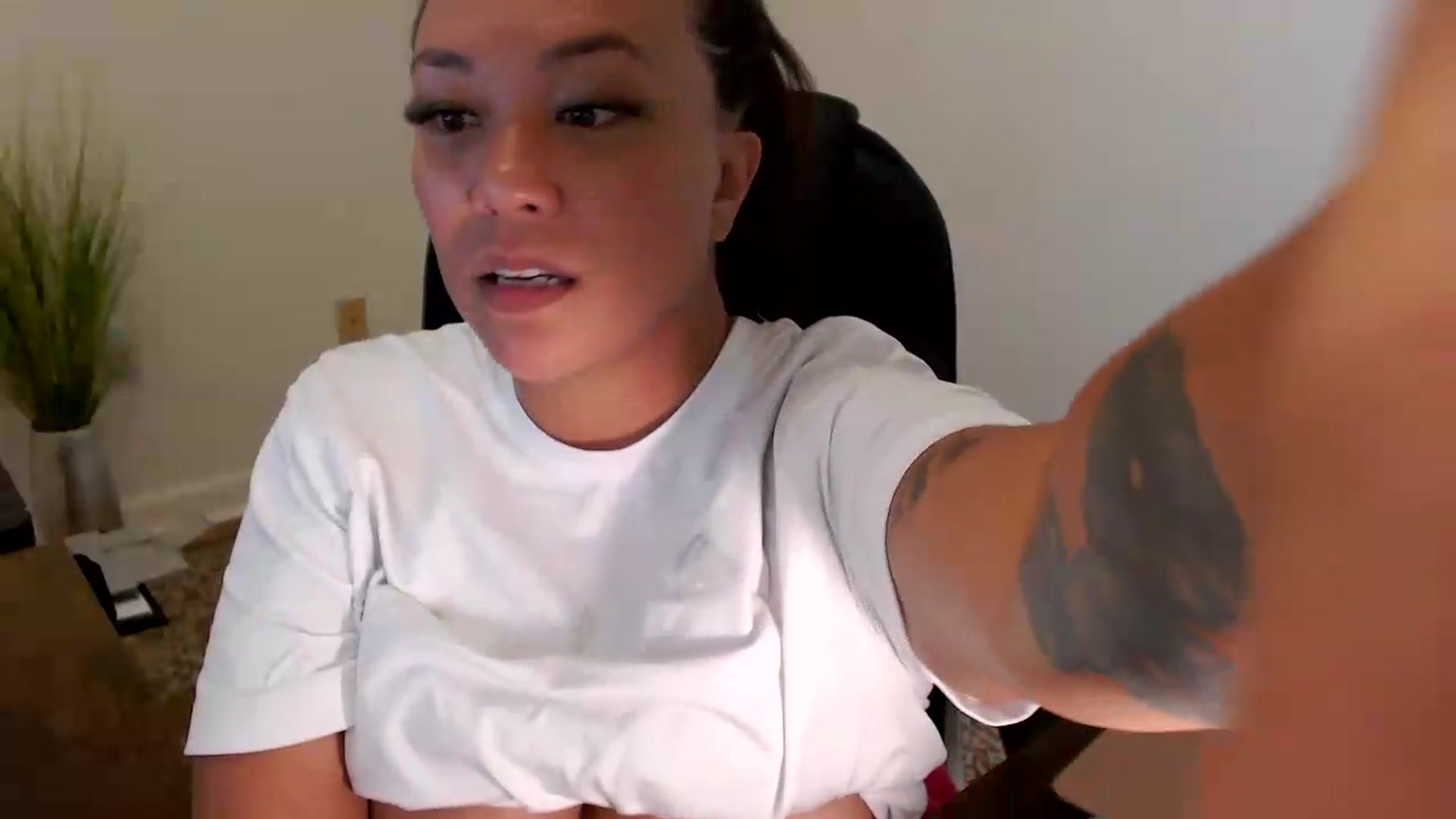 Gallery image thumbnail from MickaylaStar's myfreecams stream on, 07/20/2026, 19:32 image 14 of 20