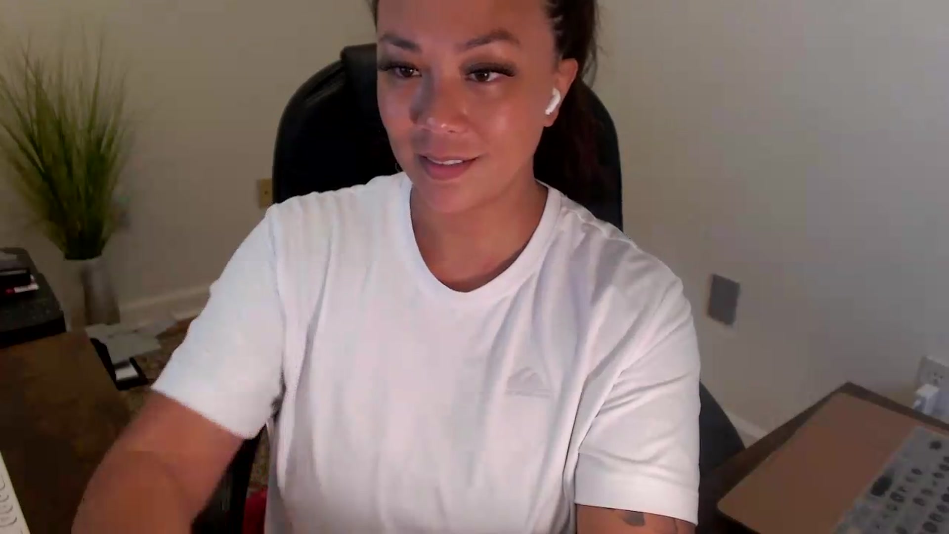 Gallery image thumbnail from MickaylaStar's myfreecams stream on, 07/20/2026, 19:32 image 4 of 20