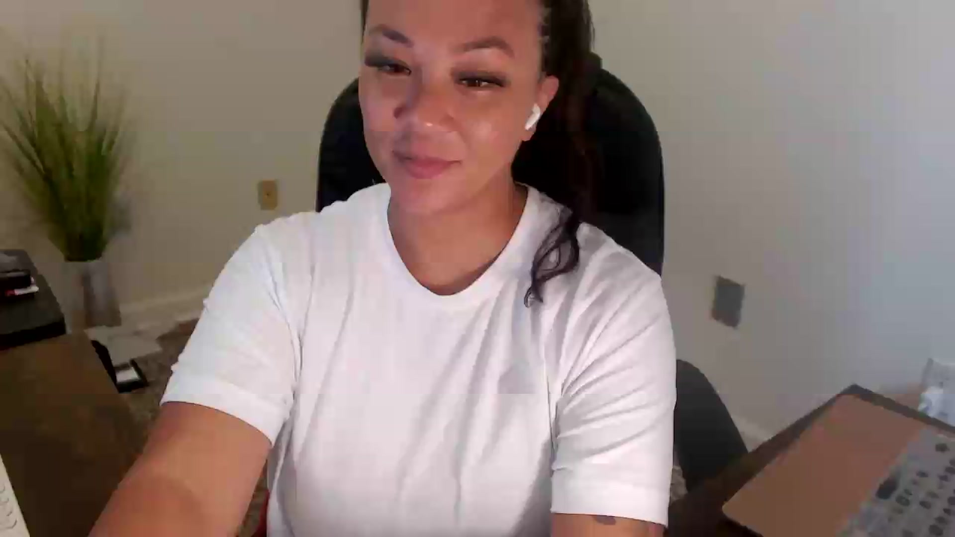 Gallery image thumbnail from MickaylaStar's myfreecams stream on, 07/20/2026, 19:32 image 10 of 20