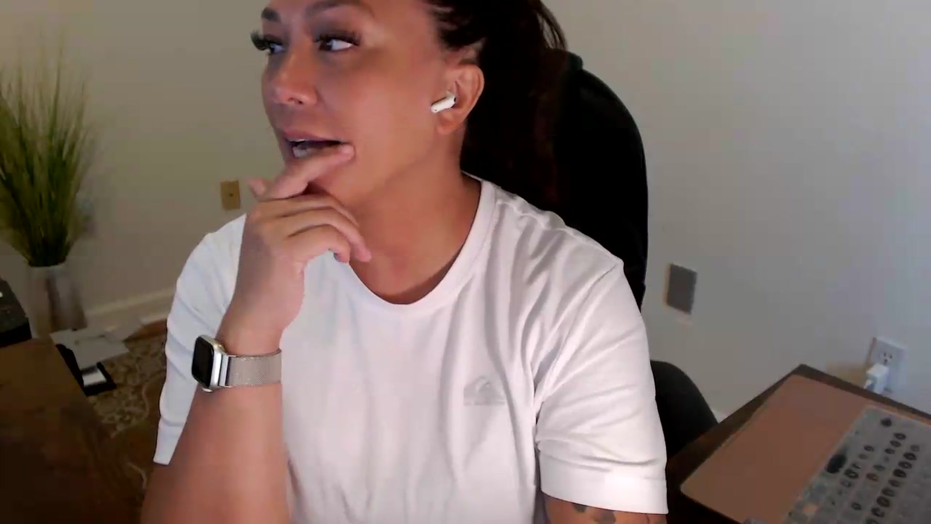 Gallery image thumbnail from MickaylaStar's myfreecams stream on, 07/20/2026, 19:32 image 17 of 20
