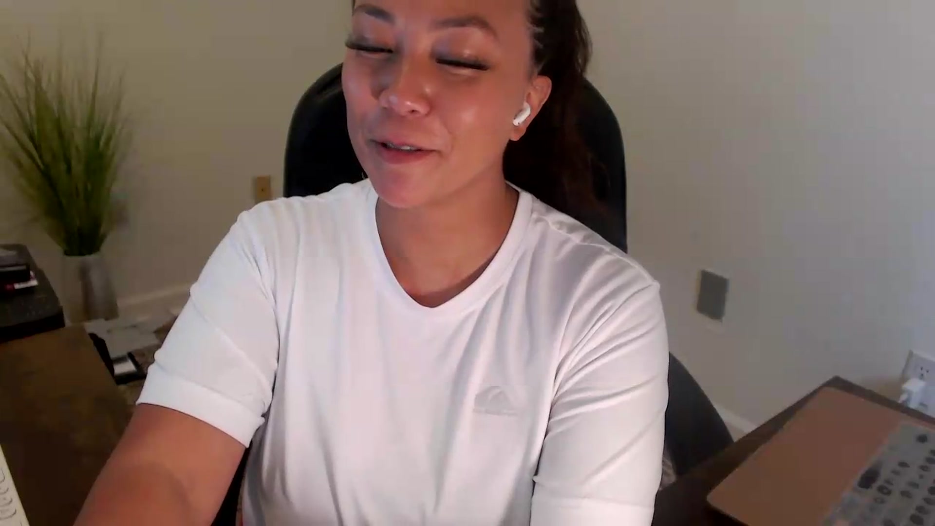 Gallery image thumbnail from MickaylaStar's myfreecams stream on, 07/20/2026, 19:32 image 3 of 20
