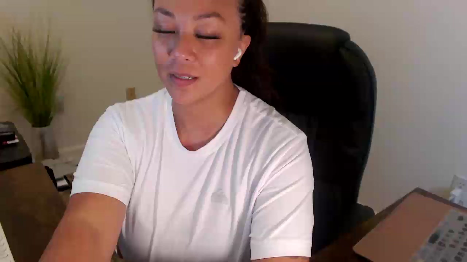 Gallery image thumbnail from MickaylaStar's myfreecams stream on, 07/20/2026, 19:32 image 1 of 20