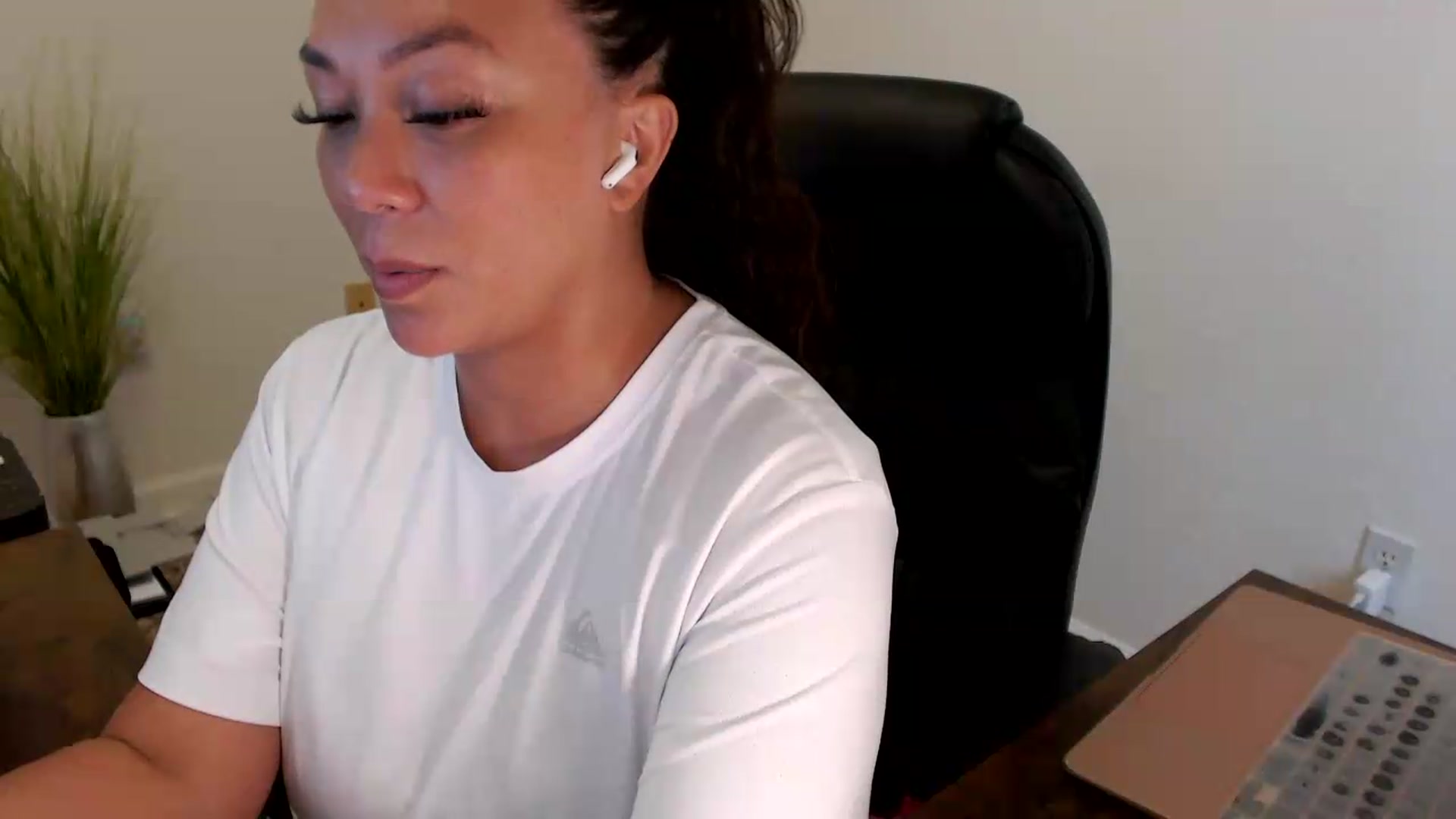 Gallery image thumbnail from MickaylaStar's myfreecams stream on, 07/20/2026, 20:05 image 3 of 20