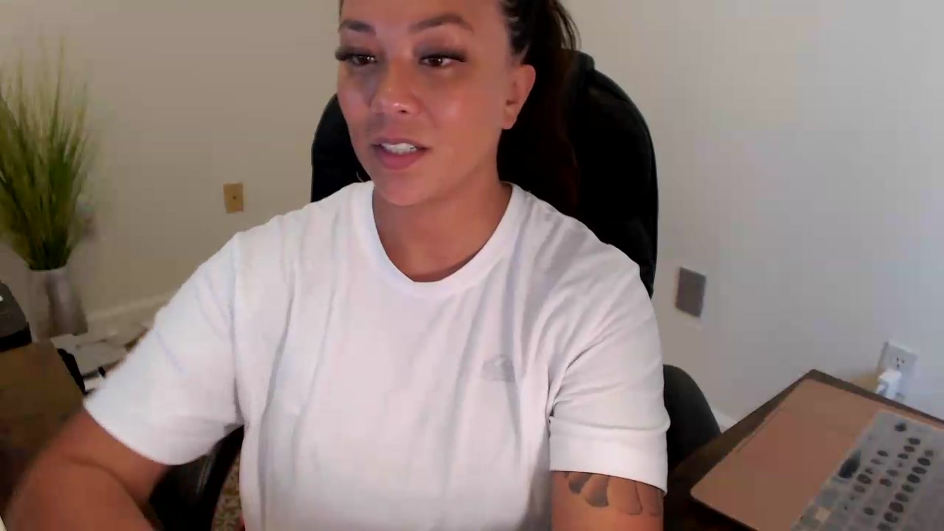 Gallery image thumbnail from MickaylaStar's myfreecams stream on, 07/20/2026, 20:05 image 7 of 20