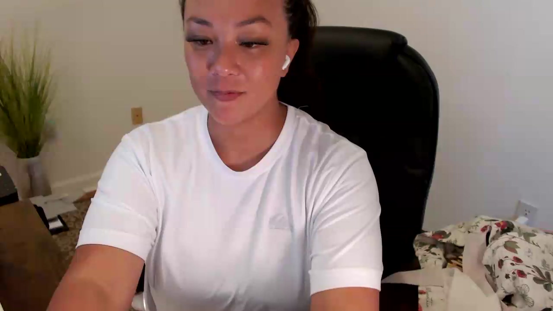 Gallery image thumbnail from MickaylaStar's myfreecams stream on, 07/20/2026, 20:31 image 19 of 20