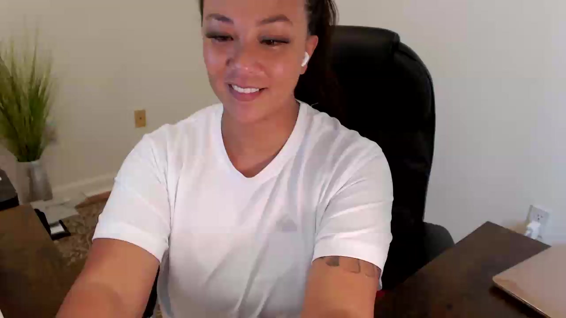 Gallery image thumbnail from MickaylaStar's myfreecams stream on, 07/20/2026, 20:31 image 1 of 20