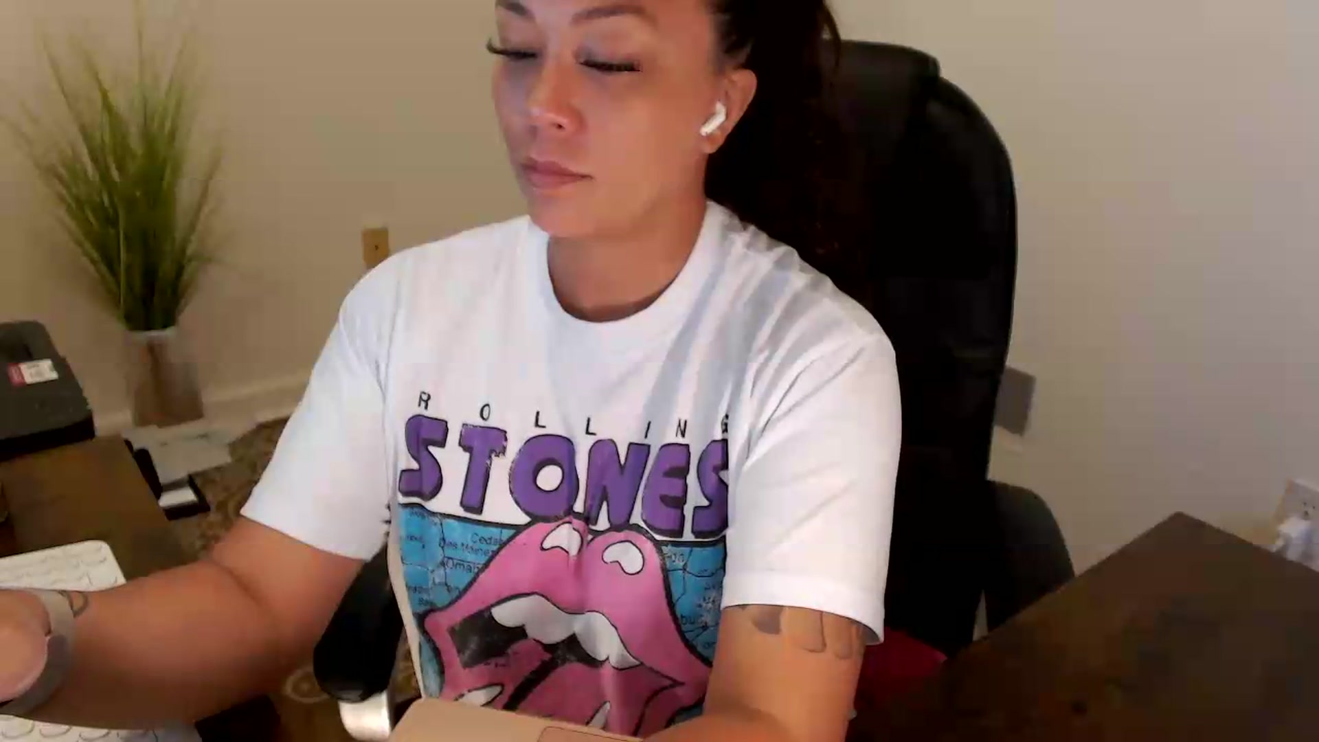 Gallery image thumbnail from MickaylaStar's myfreecams stream on, 07/22/2026, 15:41 image 11 of 20