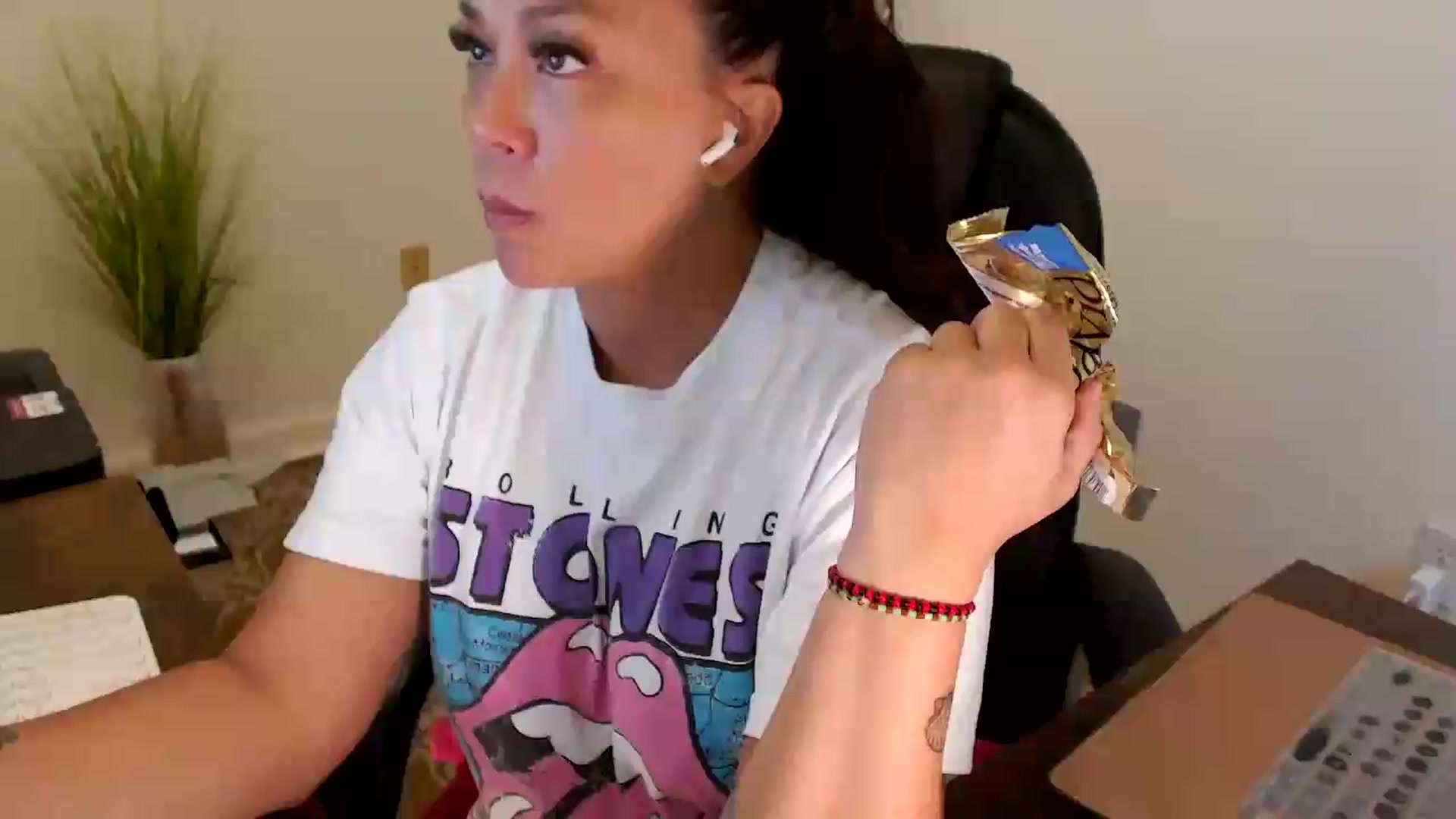 Gallery image thumbnail from MickaylaStar's myfreecams stream on, 07/22/2026, 16:48 image 10 of 20