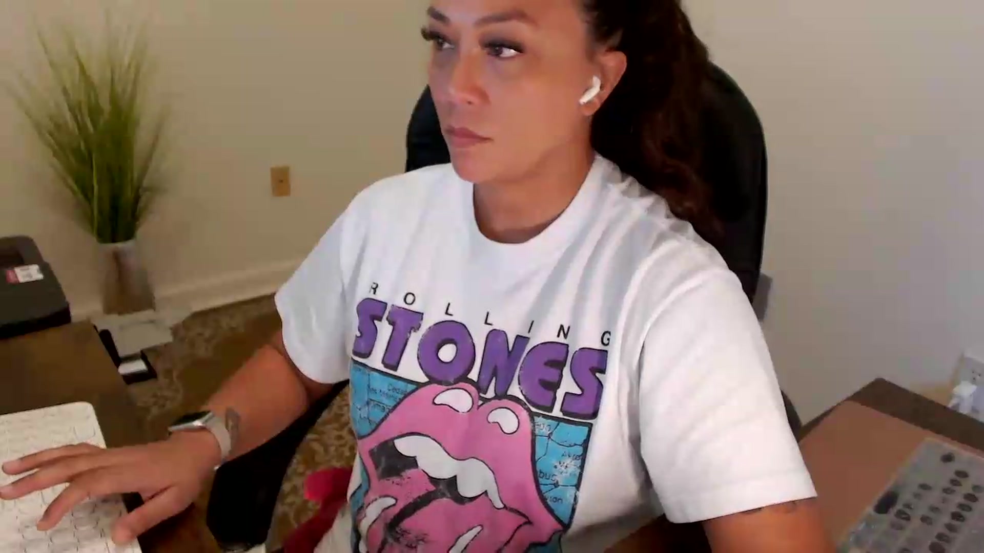 Gallery image thumbnail from MickaylaStar's myfreecams stream on, 07/22/2026, 16:48 image 6 of 20