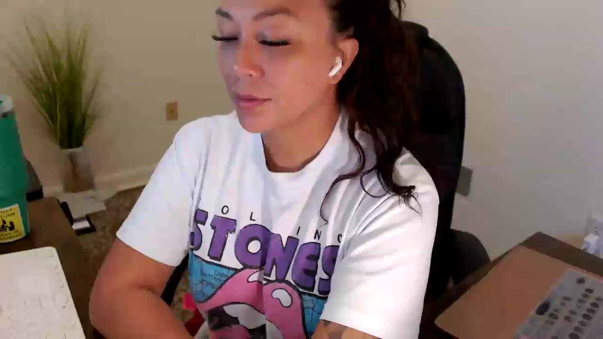 Gallery image thumbnail from MickaylaStar's myfreecams stream on, 07/22/2026, 16:48 image 18 of 20