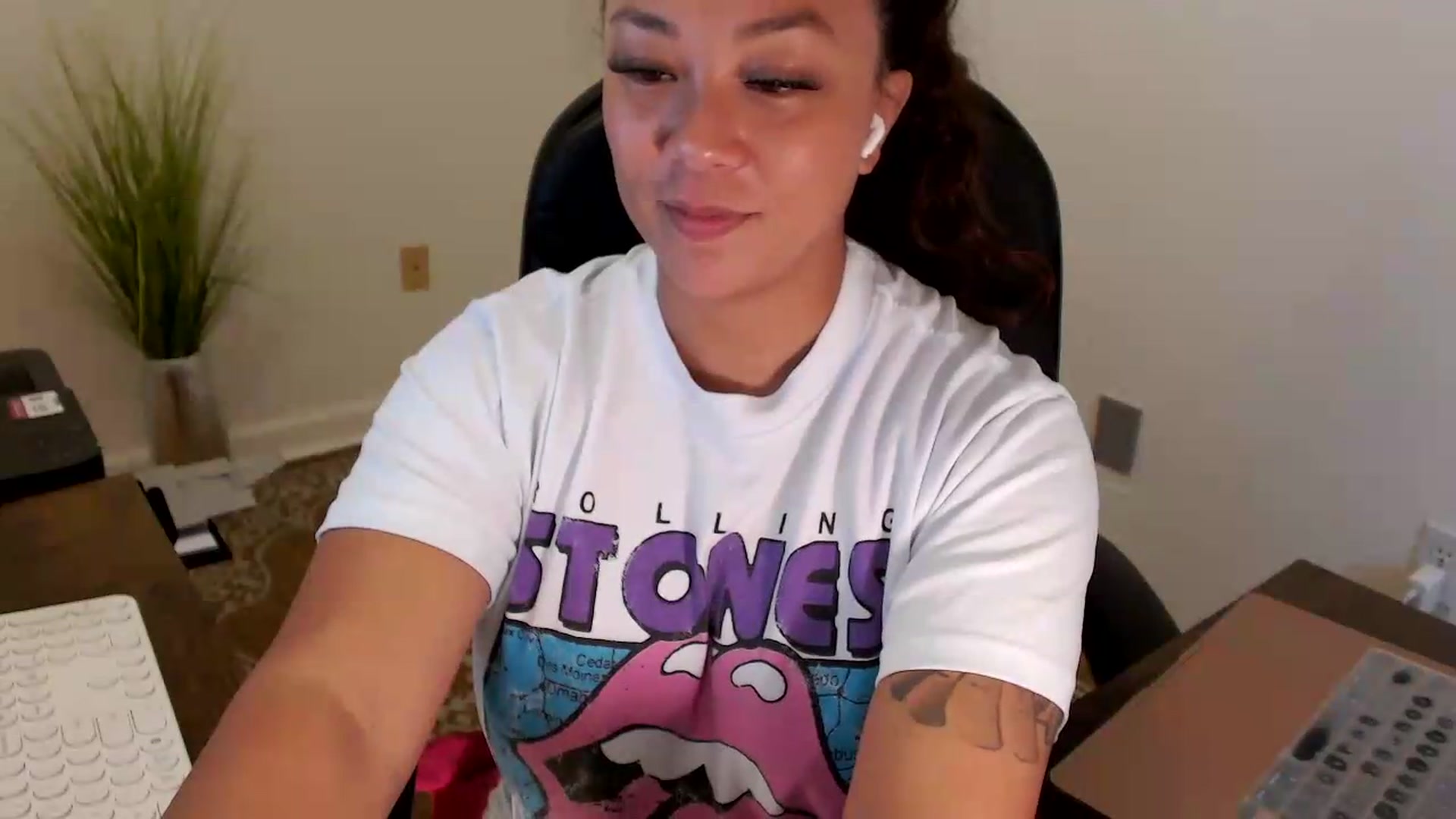 Gallery image thumbnail from MickaylaStar's myfreecams stream on, 07/22/2026, 16:48 image 9 of 20