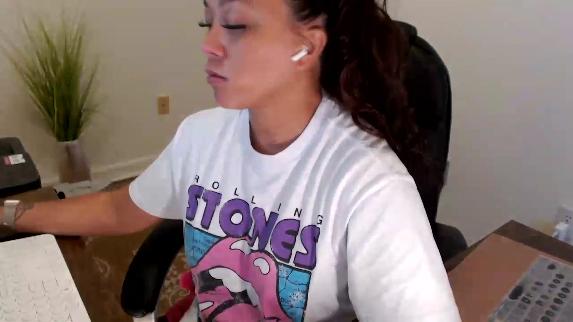 Gallery image thumbnail from MickaylaStar's myfreecams stream on, 07/22/2026, 16:48 image 3 of 20