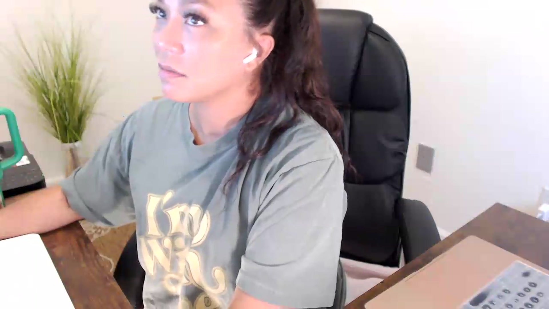 Gallery image thumbnail from MickaylaStar's myfreecams stream on, 07/23/2026, 16:31 image 6 of 20