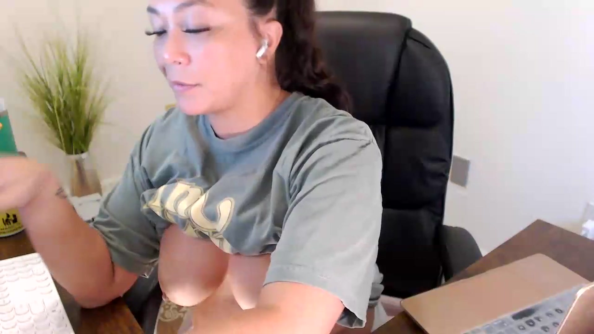 Gallery image thumbnail from MickaylaStar's myfreecams stream on, 07/23/2026, 17:36 image 3 of 20