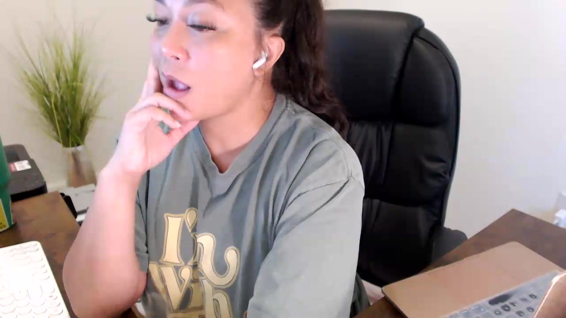 Gallery image thumbnail from MickaylaStar's myfreecams stream on, 07/23/2026, 17:36 image 10 of 20