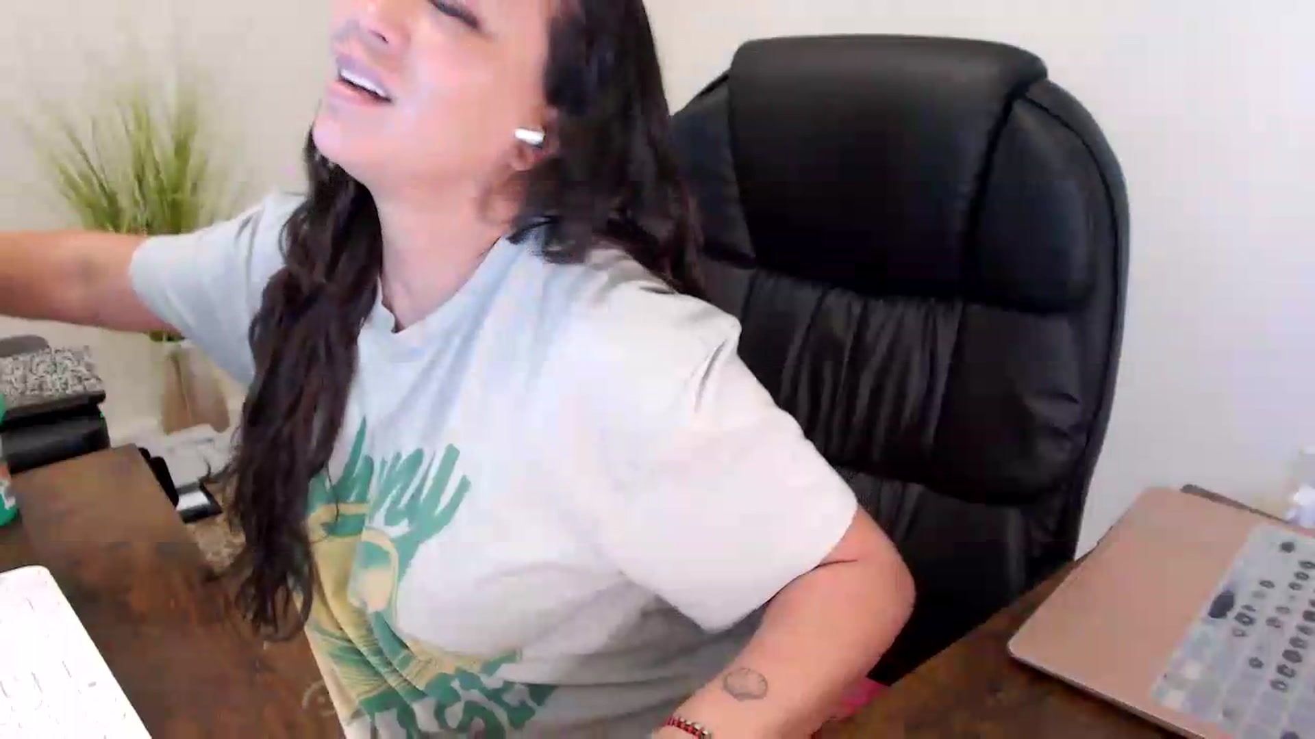 Gallery image thumbnail from MickaylaStar's myfreecams stream on, 07/24/2026, 13:33 image 13 of 20