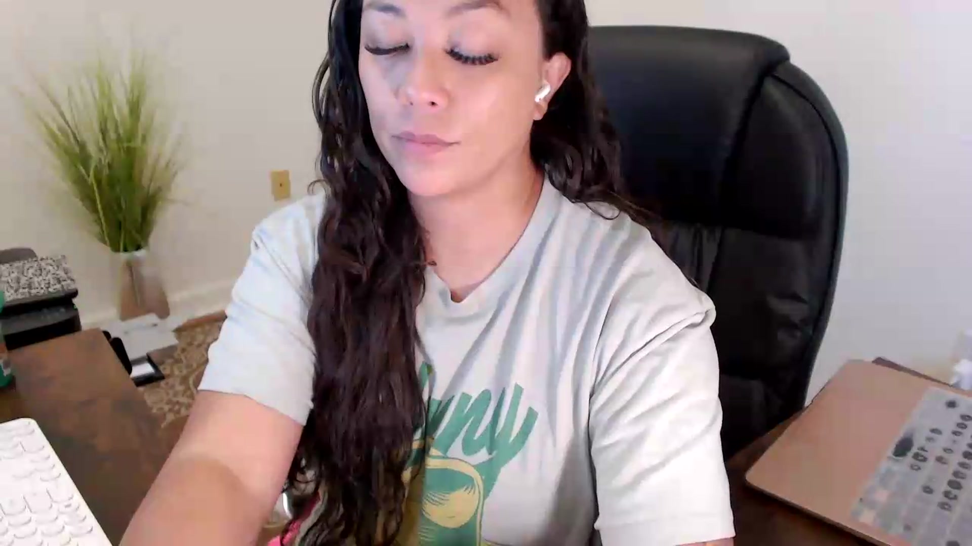 Gallery image thumbnail from MickaylaStar's myfreecams stream on, 07/24/2026, 13:33 image 16 of 20