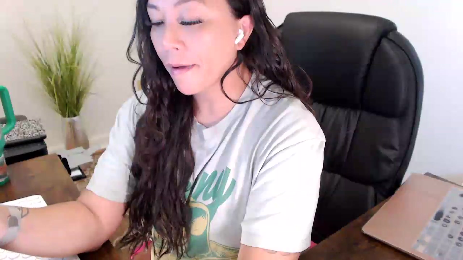 Gallery image thumbnail from MickaylaStar's myfreecams stream on, 07/24/2026, 14:45 image 18 of 20
