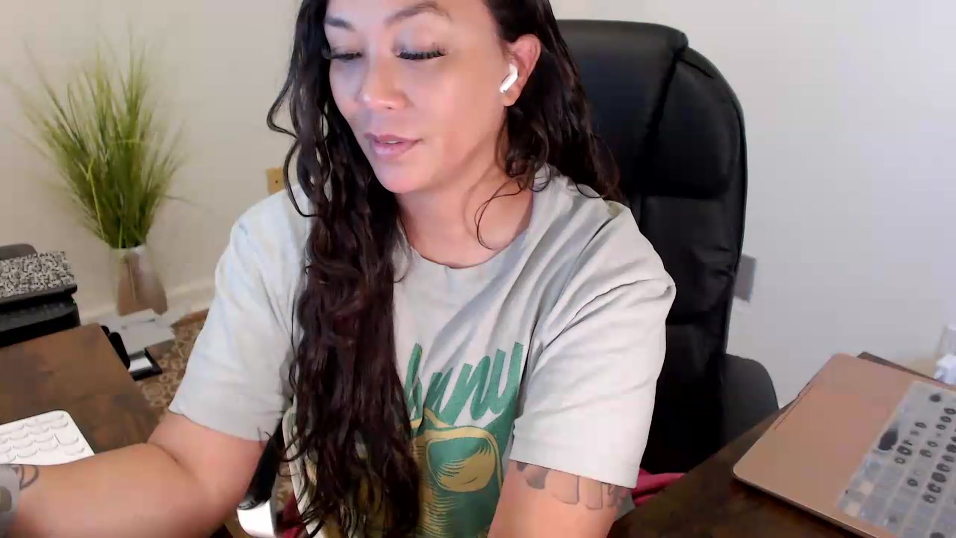 Gallery image thumbnail from MickaylaStar's myfreecams stream on, 07/24/2026, 14:45 image 4 of 20