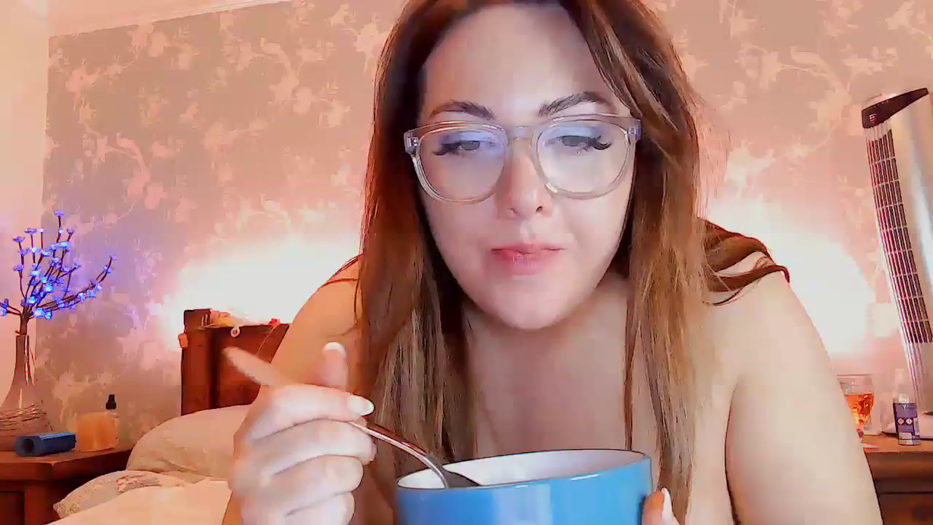 Gallery image thumbnail from MidnightBunny's myfreecams stream on, 10/19/2023, 06:28 image 14 of 20