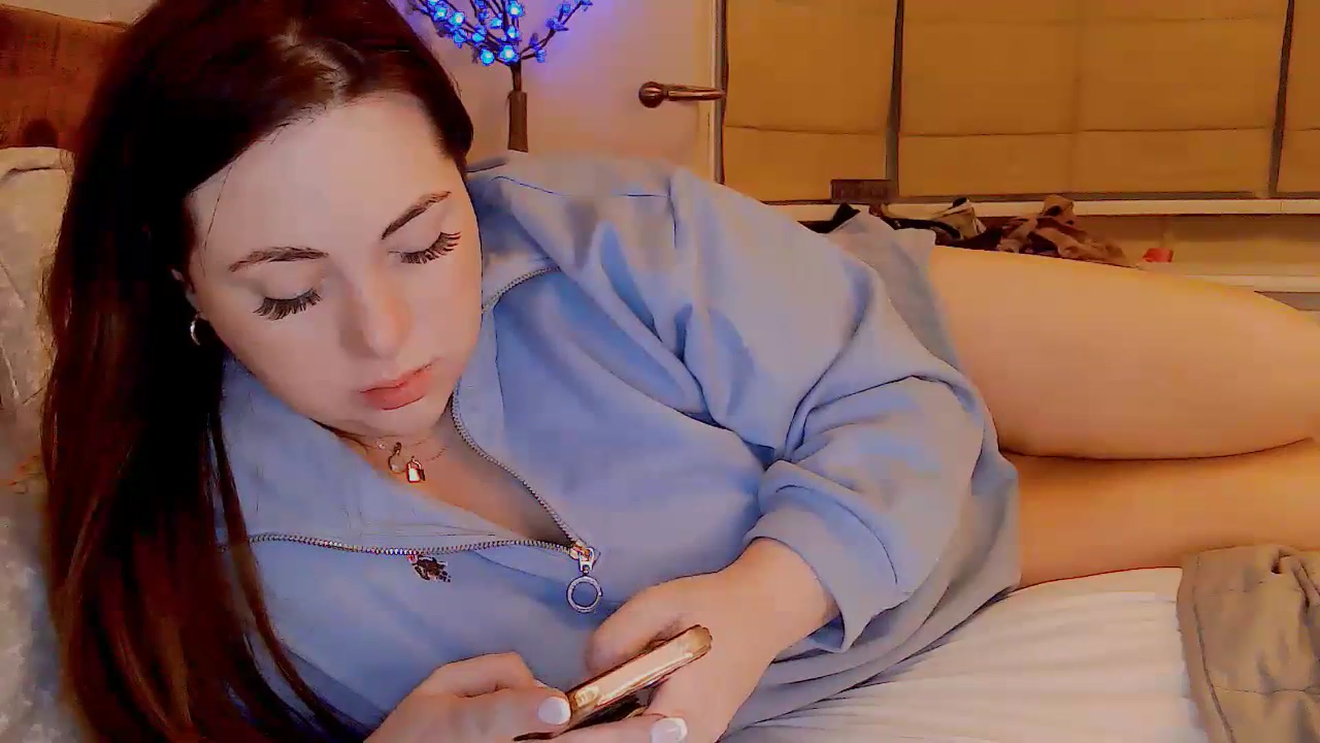 Gallery image thumbnail from MidnightBunny's myfreecams stream on, 12/08/2023, 05:25 image 5 of 20