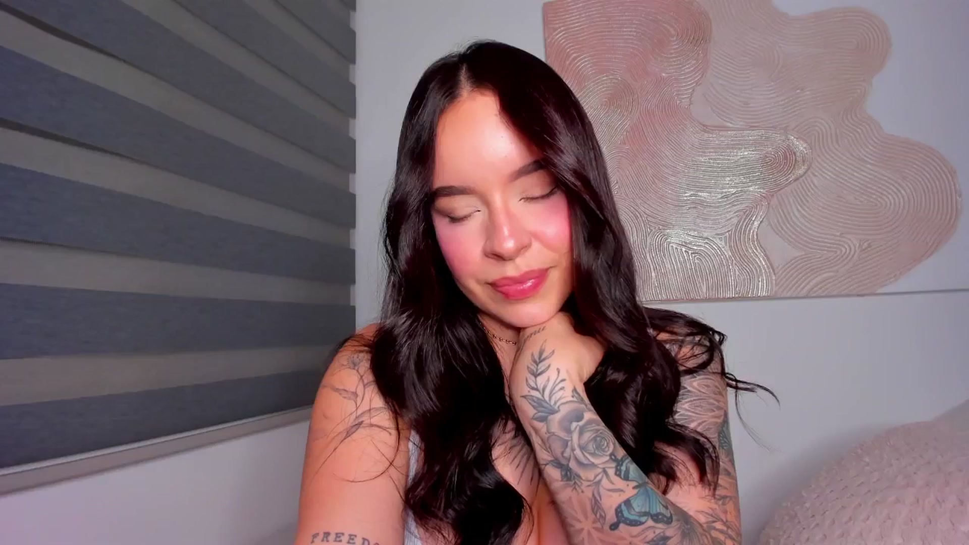 Gallery image thumbnail from Midnight___'s myfreecams stream on, 10/17/2025, 01:09 image 19 of 20