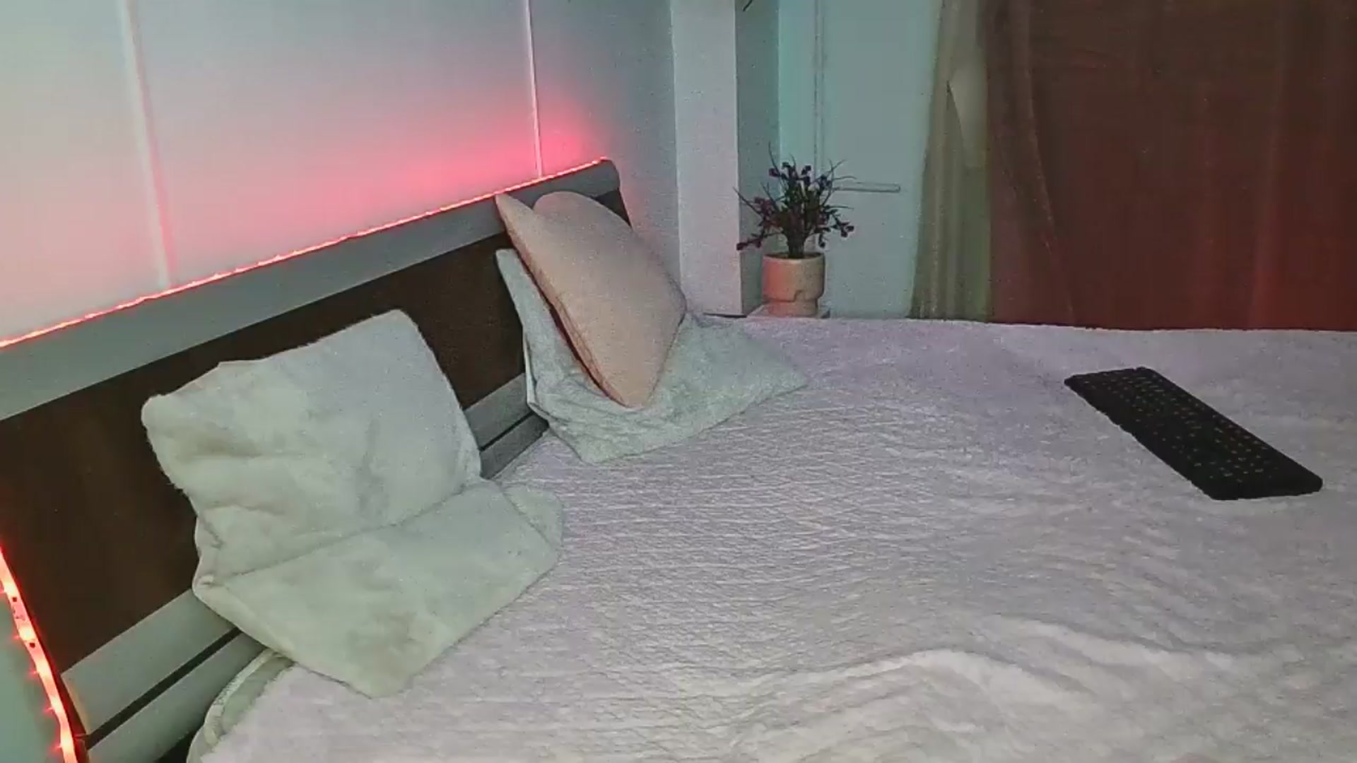 Gallery image thumbnail from Midnightdream's myfreecams stream on, 03/25/2026, 23:39 image 15 of 20