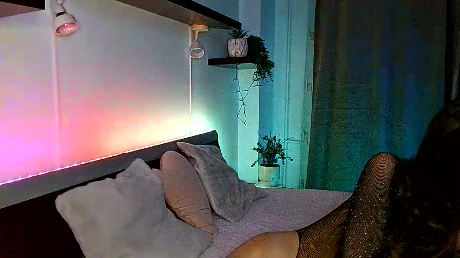 Gallery image thumbnail from Midnightdream's myfreecams stream on, 08/12/2026, 21:38 image 10 of 20