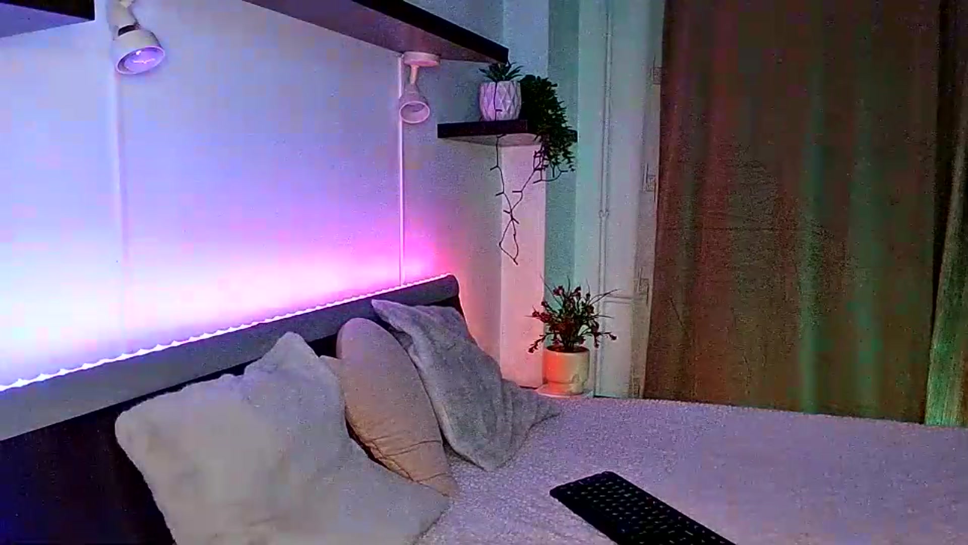 Gallery image thumbnail from Midnightdream's myfreecams stream on, 08/12/2026, 21:38 image 16 of 20