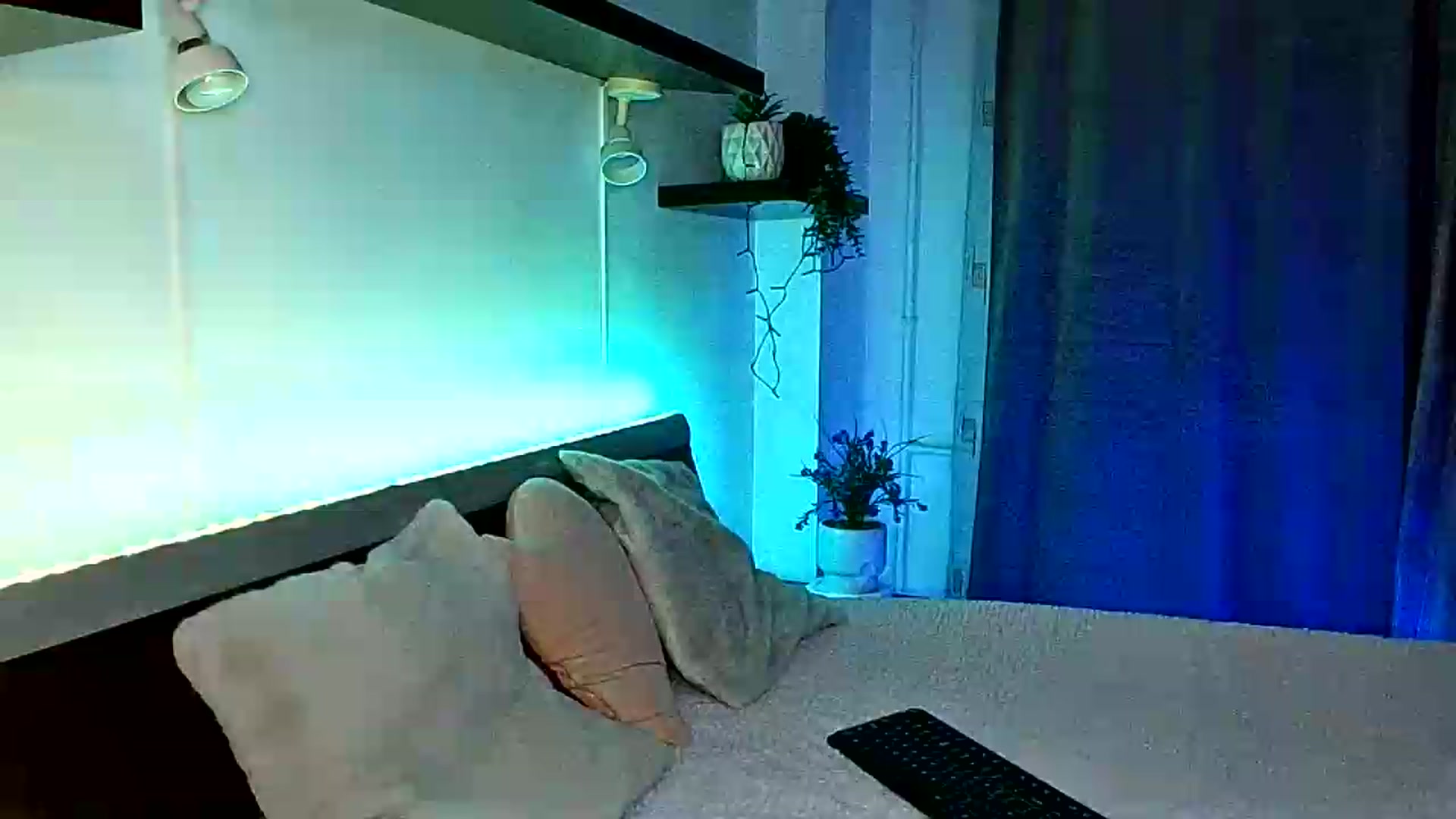 Gallery image thumbnail from Midnightdream's myfreecams stream on, 08/12/2026, 21:38 image 14 of 20
